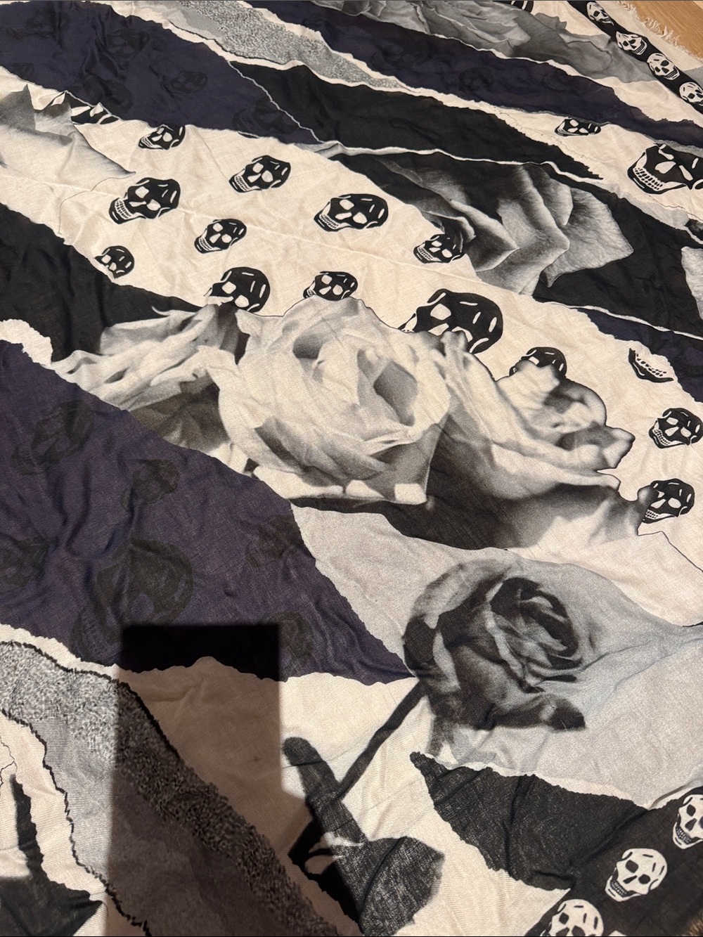 Alexander McQueen Black and White Skull Rose Throw - Picture 3 of 5
